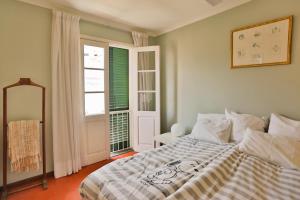 - une chambre avec un lit et une fenêtre dans l'établissement OLD TOWN PENTHOUSE - Barreirinha, à Funchal