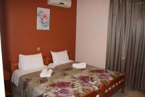 Un dormitorio con una cama con flores. en Astir Rooms, en Póros