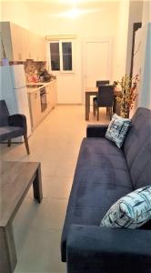 Кухня или мини-кухня в Suluca Homes
