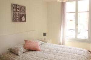 Säng eller sängar i ett rum på Appartement rénové Montreux 2-8 personnes