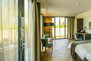une chambre d'hôtel avec un lit et une fenêtre dans l'établissement Boutique Hotel Karel de Stoute, à Gorinchem