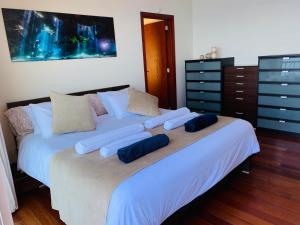 Posteľ alebo postele v izbe v ubytovaní Villa OCEAN Infinity heated pool optional
