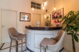 un bar en una habitación con 2 sillas en Hotel Casa Adele en Taormina