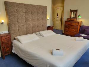 
a hotel room with a bed and a chair at Iturrienea Ostatua in Bilbao
