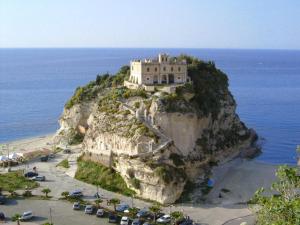 ein Schloss auf einer Klippe im Ozean in der Unterkunft Residenza Marinella in Zambrone