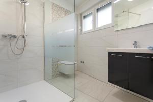 Et badeværelse på Apartments Kudec by El-Pi Tours + 54 billeder