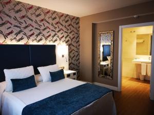 A bed or beds in a room at Hotel Boutique Aquaria Caneliñas