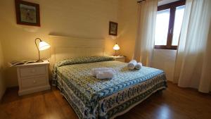 Un pat sau paturi într-o cameră la Italianflat - Villa Cá Rosa