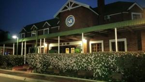 een gebouw met een klok aan de zijkant bij Pietersburg Club in Polokwane