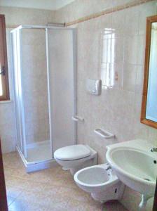 ein Bad mit einer Dusche, einem WC und einem Waschbecken in der Unterkunft Residenza Marinella in Zambrone