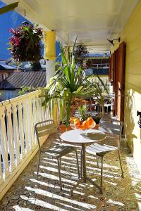 d'une terrasse avec une table et des chaises sur un balcon. dans l'établissement Tsilaosa Hôtel, à Cilaos