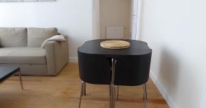 einen Tisch im Wohnzimmer mit Sofa in der Unterkunft Ferienwohnung Klosterstraße direkt am Schloß in Schwerin