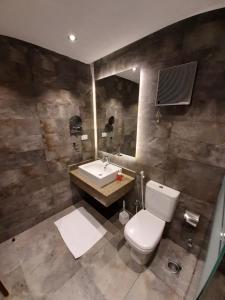 Et badeværelse på Nakhil Inn Residence