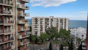 Un edificio de apartamentos con el océano al fondo. en Beach Studio Benalmádena, en Benalmádena
