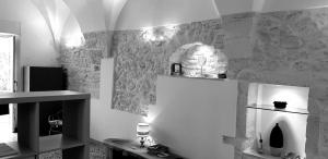 una camera con un muro bianco e un muro in pietra di La Casa Di Zia Caterina a Ceglie Messapica