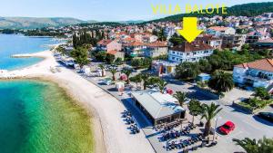 un complejo con una flecha amarilla apuntando a una playa en Apartments Balote, en Trogir