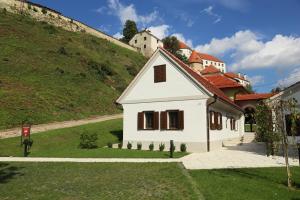 una pequeña casa blanca al lado de una colina en Apartment Little house en Ptuj