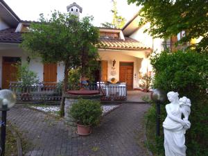 een standbeeld van twee vrouwen voor een huis bij Butterfly B&B in Castrocaro Terme