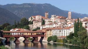 a bridge over a river in front of a city at Suite Parolin in Marostica