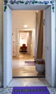 um corredor com uma porta que leva a um quarto em Sardegna Homes Il Glicine em Olbia