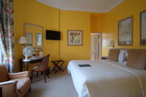um quarto de hotel com uma cama grande e uma secretária em Dukes Bath em Bath