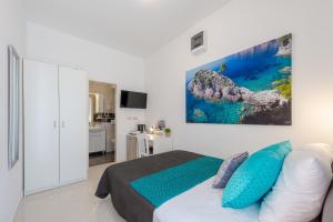 una camera da letto con un letto e un dipinto sul muro di Studio Apartment & Room TEN - Free parking a Dubrovnik