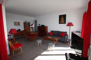 a living room with a couch and a table at Appartement Vue Mer 180deg in Saint-Georges-de-Didonne