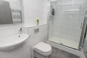 Bathroom sa Arena Apartments - Stylish and Homely Apartments by the Ice Arena with Parking