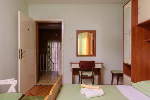 Schlafzimmer mit einem Bett, einem Schreibtisch und einem Tisch in der Unterkunft Rooms Mirjana - Centre of Trogir in Trogir
