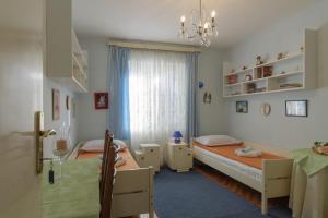 1 Schlafzimmer mit 2 Betten und einem Fenster in der Unterkunft Rooms Mirjana - Centre of Trogir in Trogir