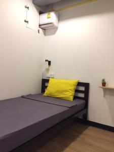 a bedroom with a bed and a lamp at Best Bed Suvarnabhumi in Lat Krabang