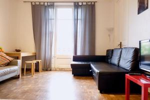 バルセロナにあるGrand Central Apartmentのリビングルーム(黒い革張りのソファ、テレビ付)