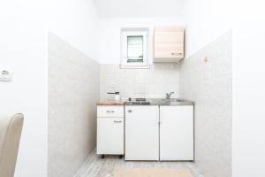 Virtuvė arba virtuvėlė apgyvendinimo įstaigoje Apartments Radulj