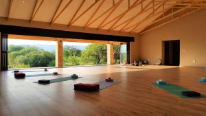 um quarto amplo com uma sala de ioga com uma grande janela em Esther's Country Lodge em Hekpoort