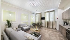 Кухня или мини-кухня в Mavrogenous Luxury Apartments
