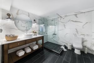 Ванная комната в Mavrogenous Luxury Apartments