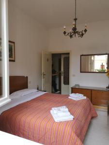 una camera da letto con un letto e due asciugamani di Casa Rovere Perugia a Perugia