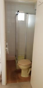 A bathroom at Seaward Hotel 