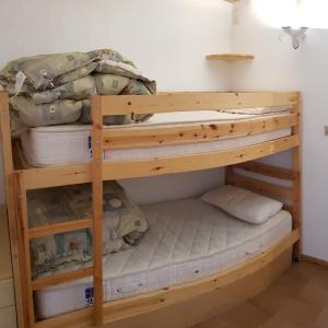 ピーラにあるLa casa di Pilaの二段ベッドが備わる小さなドミトリールームのベッド1台分です。
