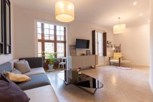 a living room with a couch and a table at Acogedor, de Diseño Moderno en Zona Antigua in Bilbao