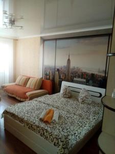 1 dormitorio con 1 cama y una gran pintura en la pared en Apartment on Pushkina 7, en Kobryn
