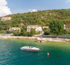 Imagen de la galería de B&B Hotel Delle Rose, en Torri del Benaco