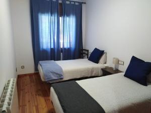 Postel nebo postele na pokoji v ubytování Pis Gran i Acollidor amb LLar de Foc, a Camprodon