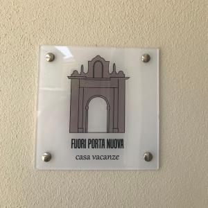 Ein Schild an der Wand mit der Aufschrift „Vierpunkt-Bewegungsüberwachung“ in der Unterkunft FUORI PORTA NUOVA in Sarzana