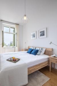 um quarto branco com uma cama grande e uma bandeja. em Millennium Suite em Balatonfüred
