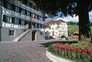 ein großes weißes Gebäude mit einer Treppe davor in der Unterkunft Ferienwohnung Napf-Chäsi in Luthern