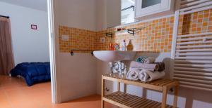 uma casa de banho com um lavatório e um lavatório em B&B Sotto le Stelle em Fano