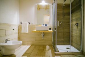 un bagno con doccia, lavandino e WC di Ciatu Miu a Noto