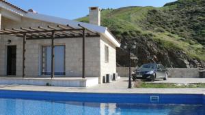 A piscina localizada em Happy Trails Pomos Panoramic Villa ou nos arredores