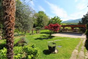 A garden outside Maria von Buol - Wohnen in Kaltern